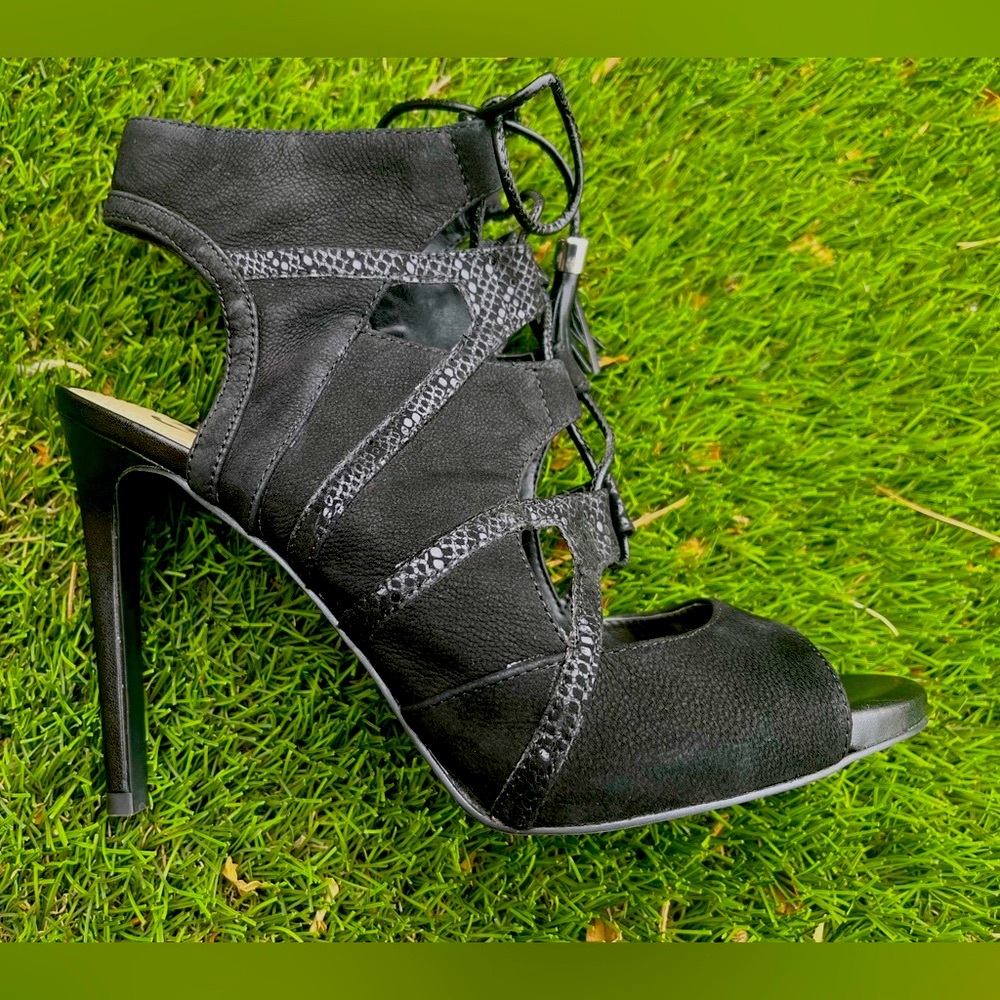 EUC Gianni Bini Leather Heels with Tassles